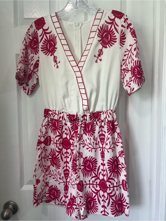 Dresses & Skirts - White and Fuchsia Floral V-Neck Short Dress Perfect condition!!!